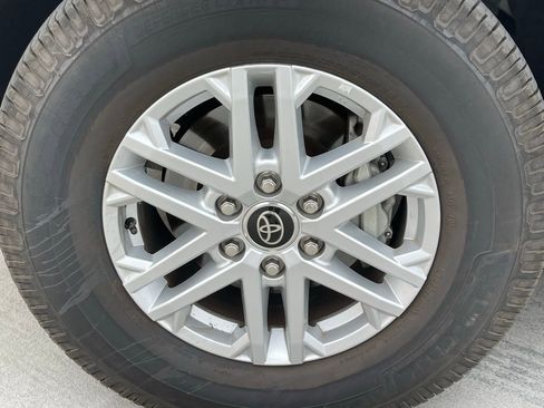 Used 2022 Toyota Tundra SR5 w/ Convenience Package image 4