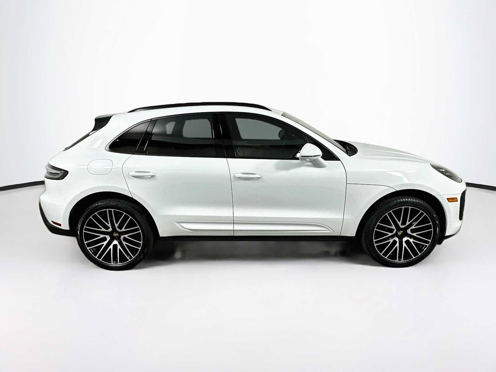 Certified 2026 Porsche Macan AWD/4WD image 8