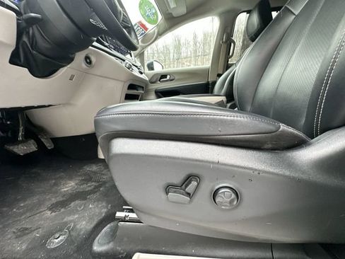 Used 2024 Chrysler Pacifica Touring-L FWD image 16