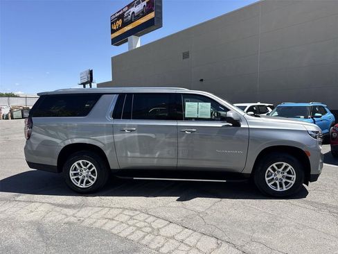 Used 2024 Chevrolet Suburban LT RWD image 2