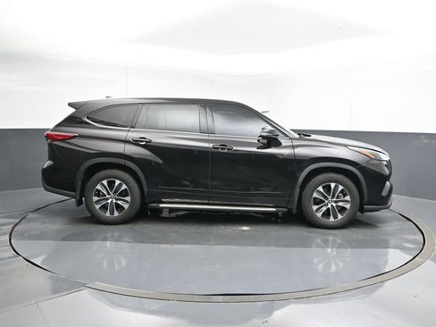 Used 2022 Toyota Highlander XLE image 6