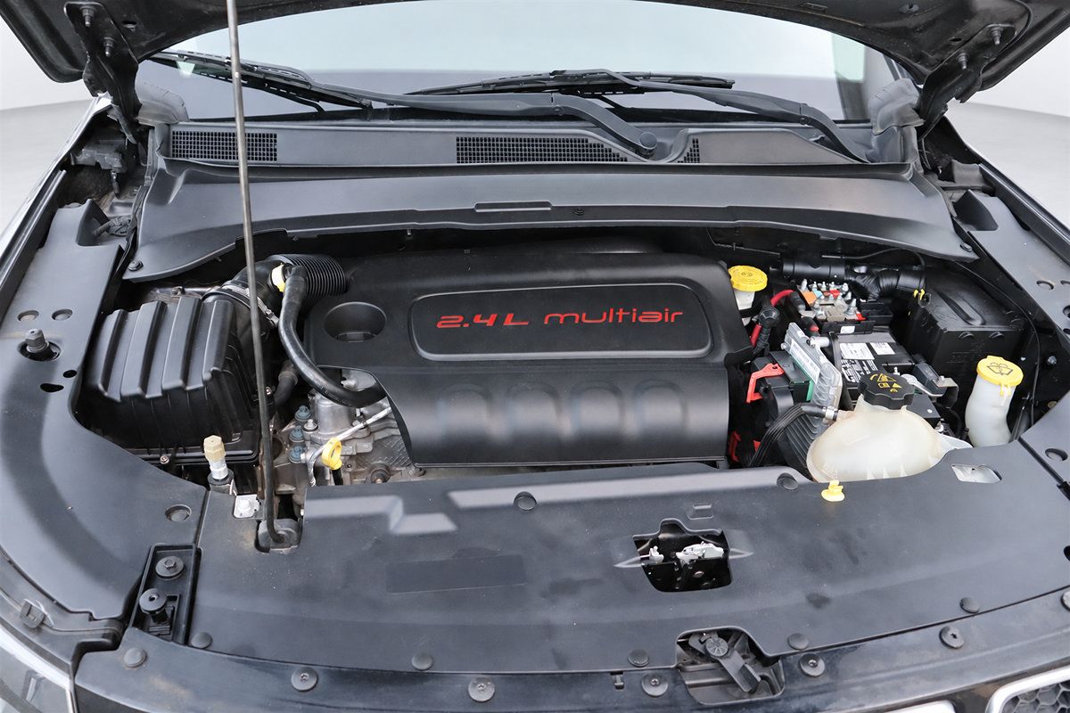 Used 2018 Jeep Compass Latitude FWD image 41