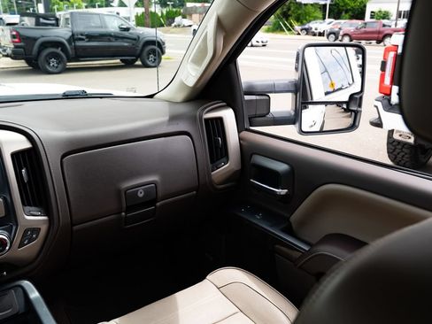 Used 2016 GMC Sierra 2500 Denali w/ Duramax Plus Package AWD/4WD image 10