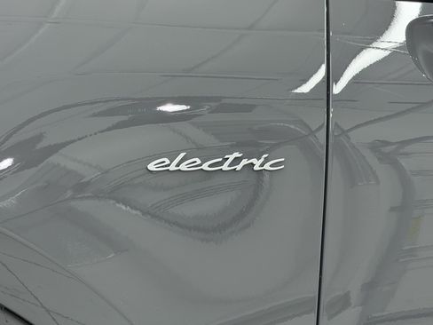 Used 2025 Porsche Macan 4S Electric AWD/4WD image 71