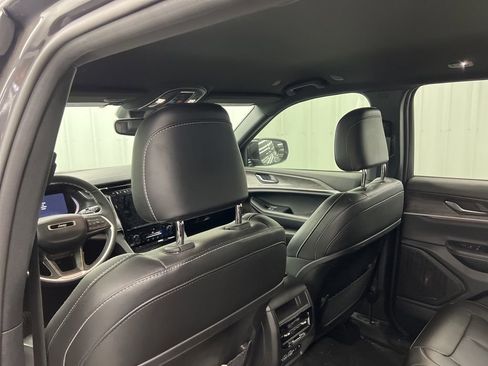 Used 2024 Jeep Grand Cherokee Limited image 13