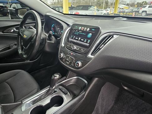 Used 2017 Chevrolet Malibu LT image 39