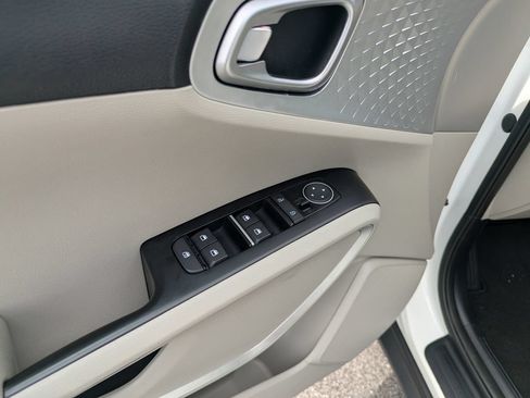 Used 2023 Kia Soul LX w/ LX Technology Package FWD image 12