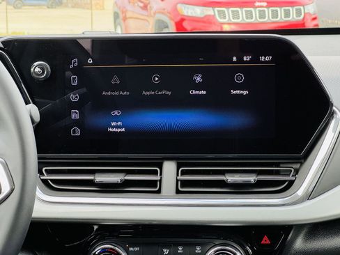 Used 2025 Chevrolet Trax LT w/ LT Convenience Package image 19