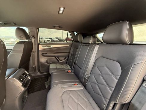 Used 2025 Volkswagen Atlas Cross Sport SE FWD image 12