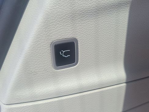 Used 2023 Chrysler Voyager LX image 14