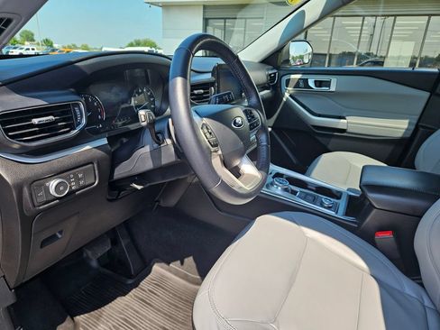 Used 2021 Ford Explorer XLT w/ Equipment Group 202A AWD/4WD image 16