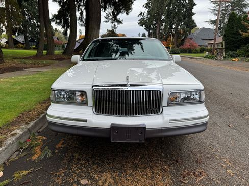 Used 1996 Lincoln Town Car Signature image 8