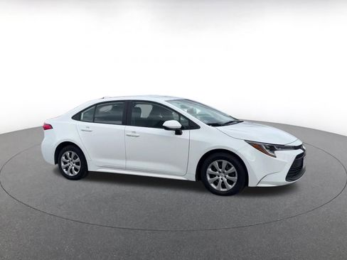 Used 2025 Toyota Corolla LE image 2