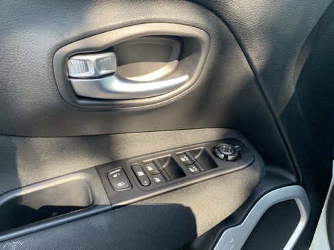 Used 2020 Jeep Renegade Latitude FWD image 15