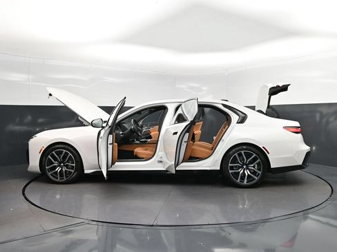 Used 2026 BMW 740i RWD image 46