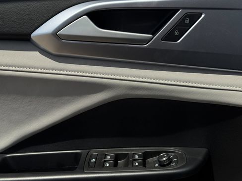 New 2025 Volkswagen Taos SE FWD image 23