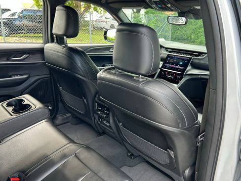 Certified 2024 Jeep Grand Cherokee Limited w/ Black Appearance Package image 41