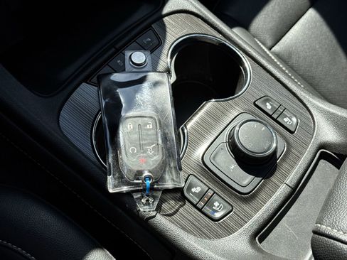 Used 2023 GMC Acadia SLT w/ Technology Package image 37