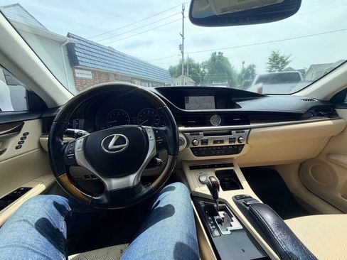 Used 2014 Lexus ES 350 w/ Luxury Package FWD image 3