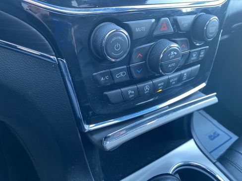 Used 2022 Jeep Grand Cherokee Limited image 29