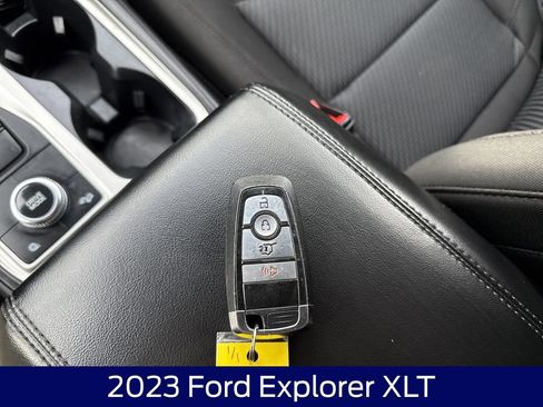 Used 2023 Ford Explorer XLT AWD/4WD image 29