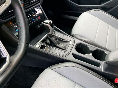 Used 2025 Volkswagen Jetta SE FWD image 17