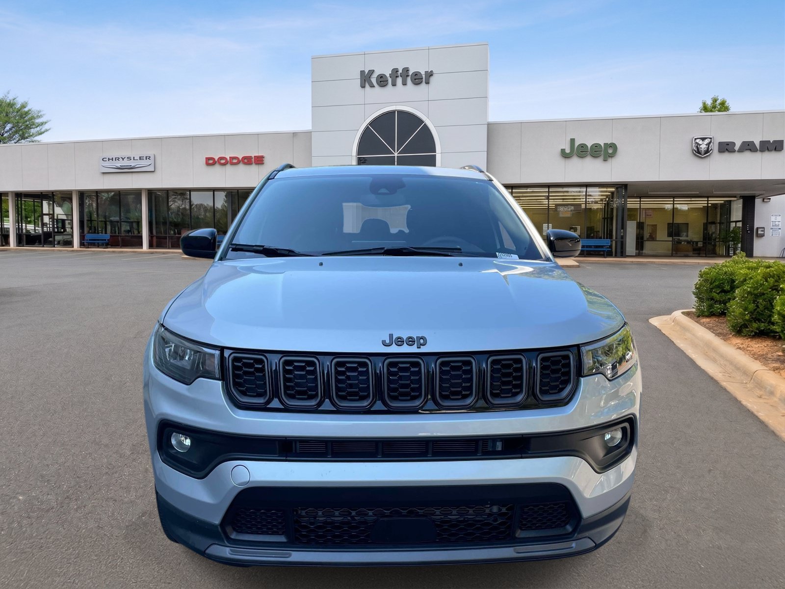 Used 2026 Jeep Compass Latitude AWD/4WD image 2