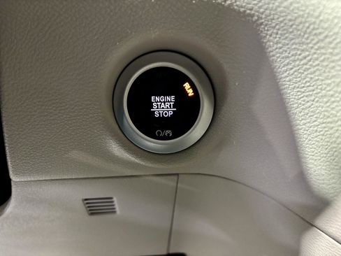 Used 2023 Chrysler Pacifica Touring-L FWD image 23