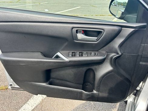 Used 2017 Toyota Camry SE FWD image 18