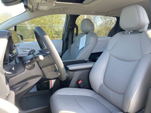 Certified 2025 Toyota Sienna XLE image 13