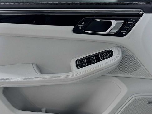 Certified 2025 Porsche Macan image 11