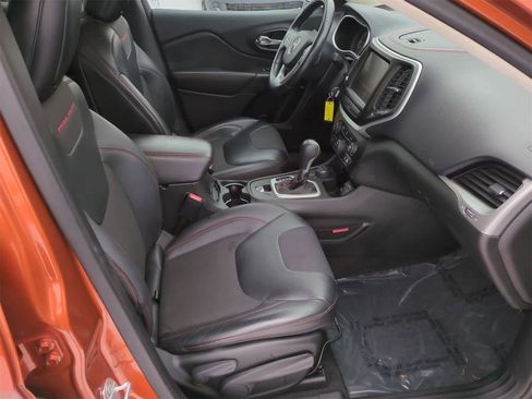 Used 2015 Jeep Cherokee Trailhawk w/ Cold Weather Group image 21