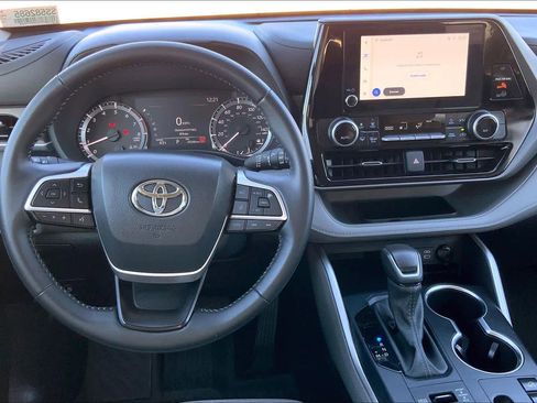 Certified 2025 Toyota Highlander LE image 6