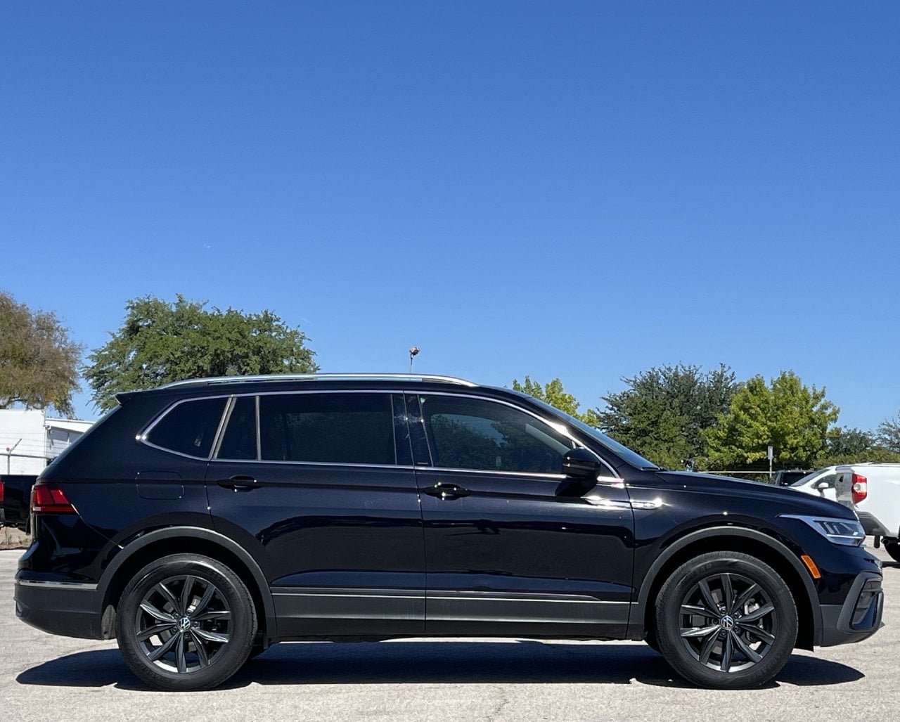 Used 2024 Volkswagen Tiguan SE w/ Panoramic Sunroof Package FWD image 3