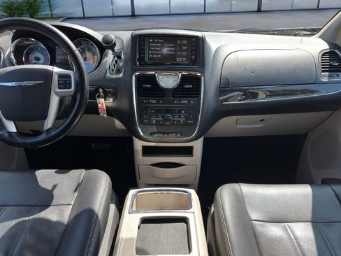 Used 2016 Chrysler Town & Country Touring w/ Driver Convenience Group image 16