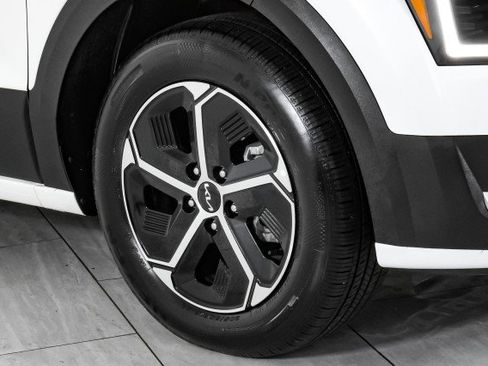 Used 2024 Kia Niro LX image 47