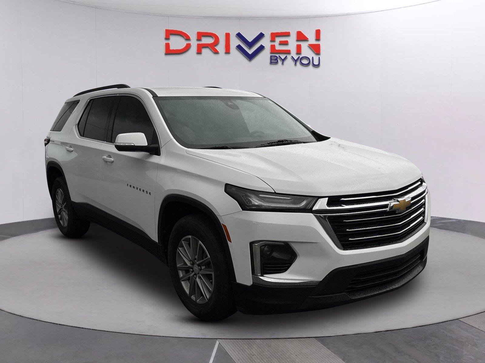 Used 2023 Chevrolet Traverse LT FWD image 2