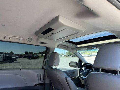 Used 2015 Toyota Sienna XLE Premium FWD image 14