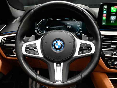 Used 2023 BMW 530e xDrive w/ Premium Package image 7