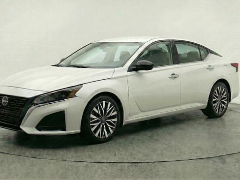 Used 2025 Nissan Altima 2.5 SV FWD image 3