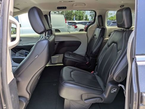Used 2023 Chrysler Pacifica Touring-L FWD image 17