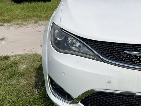 Used 2017 Chrysler Pacifica Limited w/ UConnect Theater Package FWD image 9