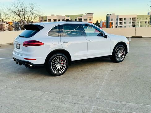 Used 2015 Porsche Cayenne Turbo image 6