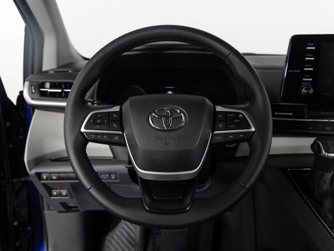 Used 2023 Toyota Sienna XLE image 31