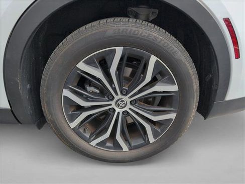 Used 2024 Toyota Crown XLE image 23