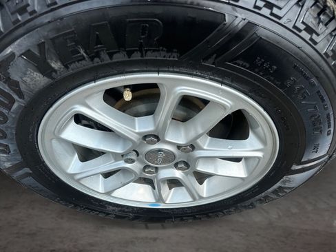 Used 2018 Jeep Grand Cherokee Laredo AWD/4WD image 19