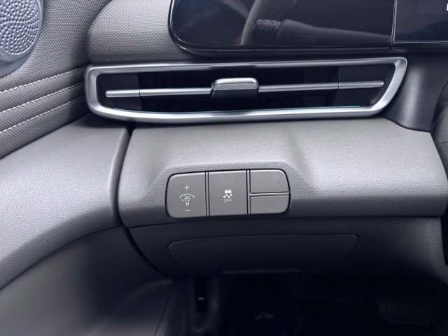 Used 2025 Hyundai Elantra SEL FWD image 21