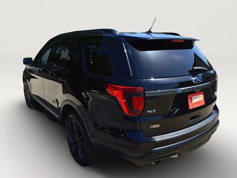 Used 2018 Ford Explorer XLT w/ Equipment Group 202A AWD/4WD image 6