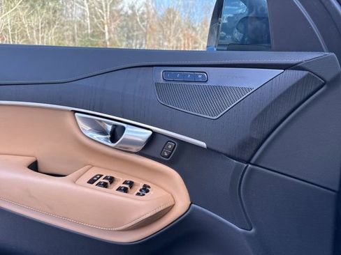 Certified 2024 Volvo XC90 T8 Ultimate w/ Protection Package image 18