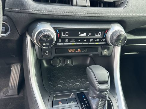 Used 2020 Toyota RAV4 XLE w/ Convenience Package FWD image 26